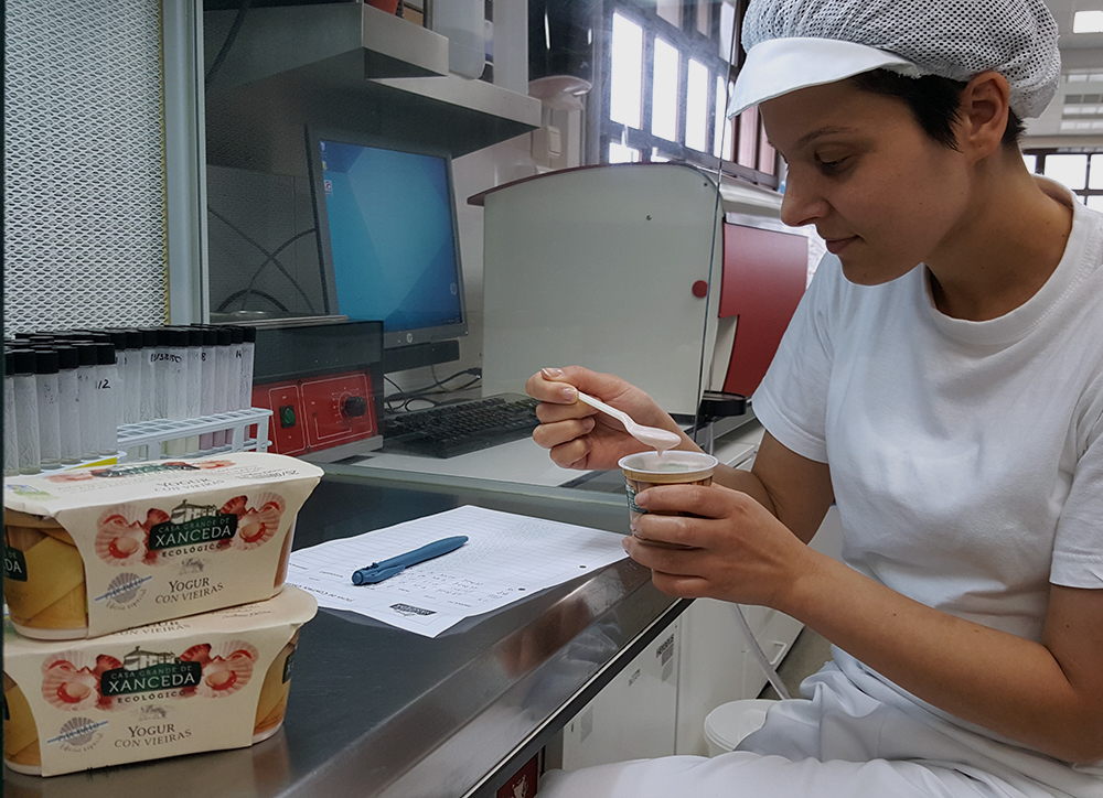 Nuria la jefa de calidad comprueba las propiedades del yogur ecológico con vieiras
